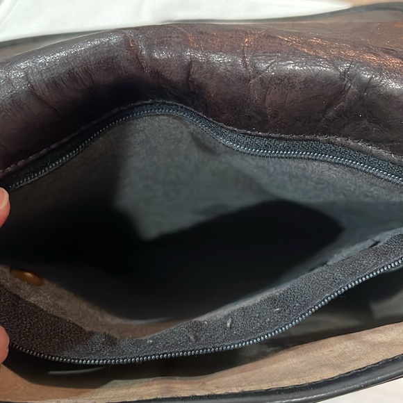 Brahmin black leather crossbody
8.5”length 7”width lying flat. Vintage - Picture 12 of 16
